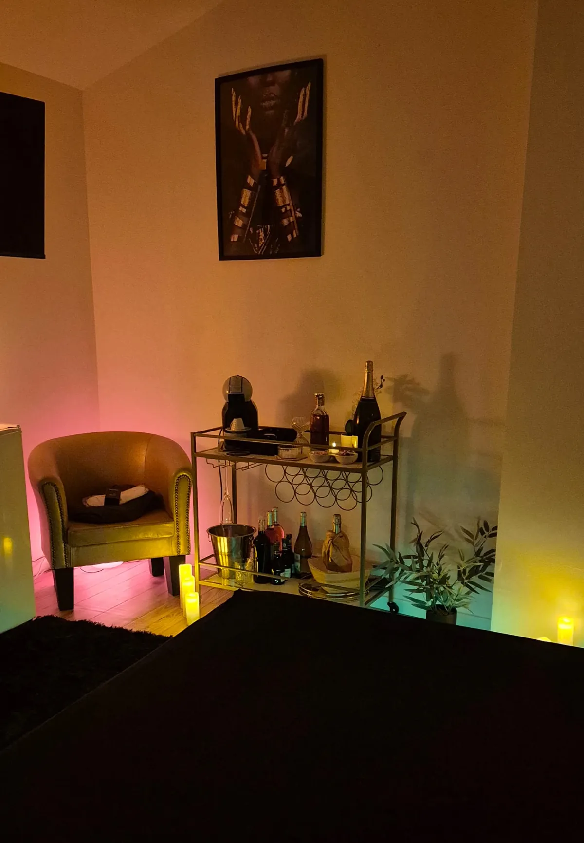 Coin salon avec fauteuil et chariot à boissons éclairé